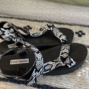 Steve Madden Monochrome Patterned Sandals